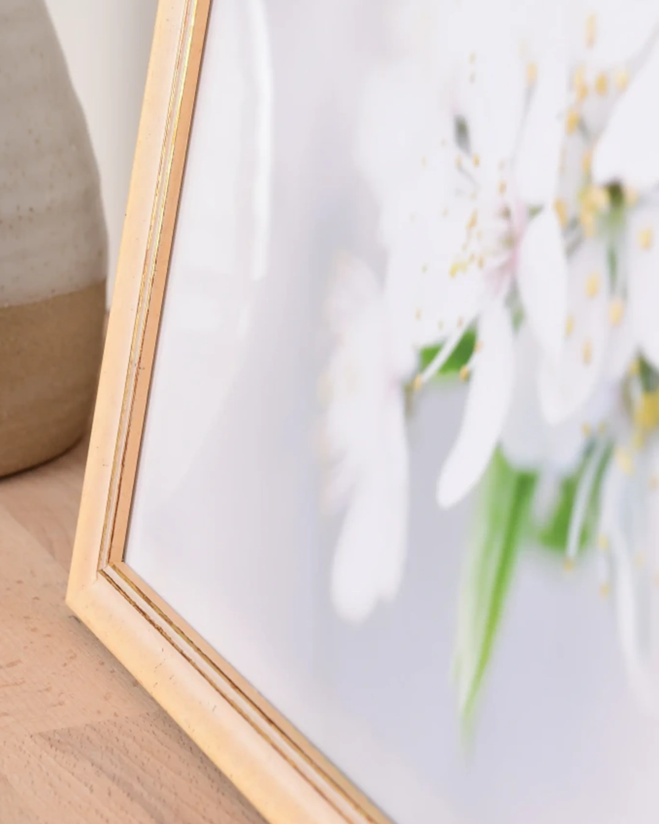 Cadre en bois Alma jaune dans un intérieur