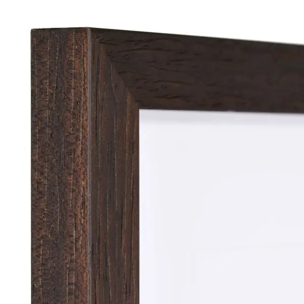 Holz-Profil 33, dunkelbraun - Ecke Ansicht der Ecke eines quadratischen, modernen, dunkelbraunen Holzrahmens, dessen Holzstruktur sichtbar ist und durch eine entsprechende Prägung verstärkt wird
