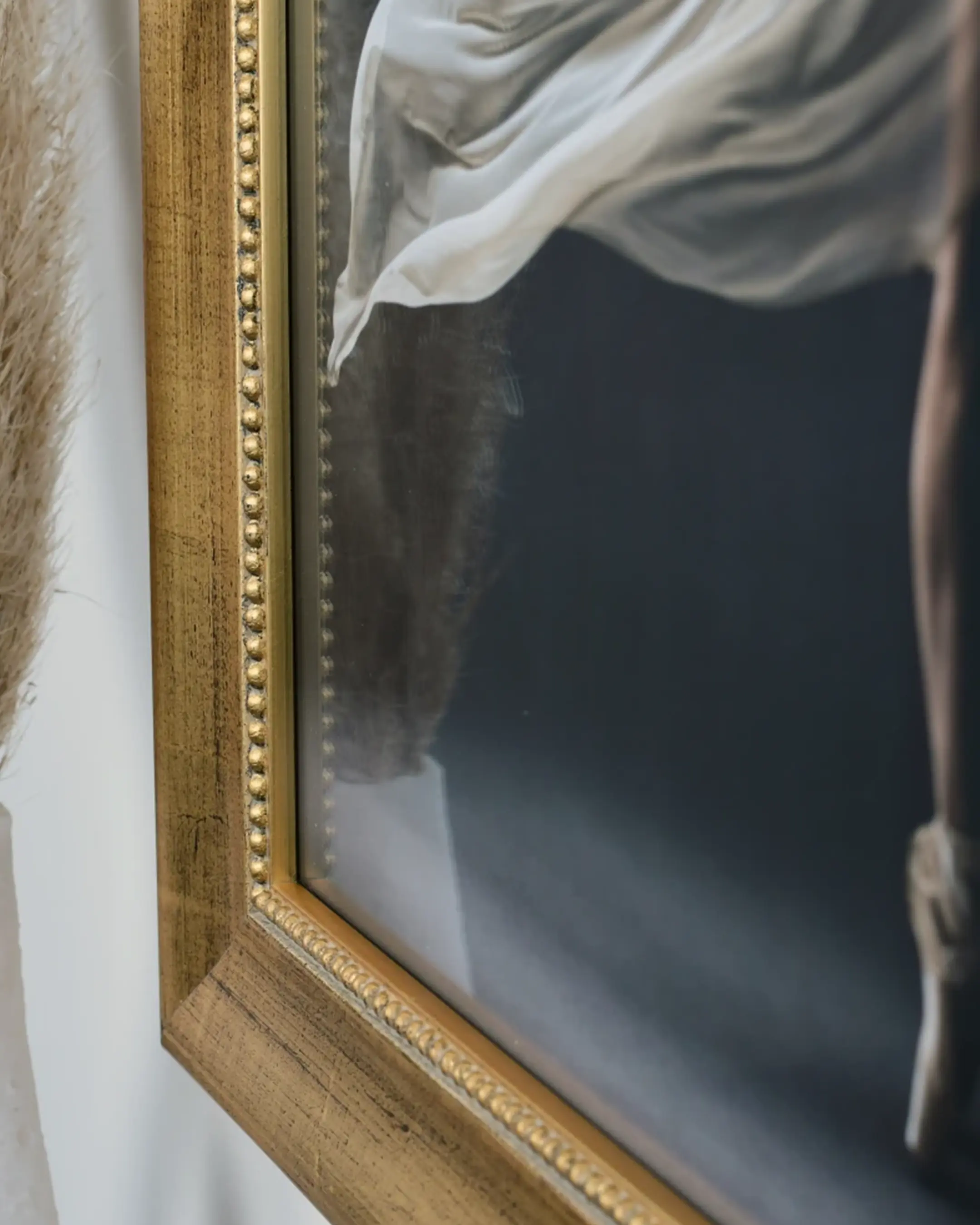 Cadre en bois Valentina or dans un intérieur